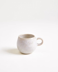 Elegante Taza de Café de Cerámica con Acabado Texturizado en Color Marfil, Cuerpo Redondeado, Asa en Forma de Lazo, Aislamiento Térmico, Ideal para Interiores Modernos y Tranquilos - Product Image 1