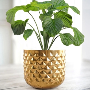 Porte-fleurs élégant en métal avec motif géométrique 3D en forme de pyramide, finition dorée, pour plantes d'intérieur, espace de vie luxueux. - Product Image 3
