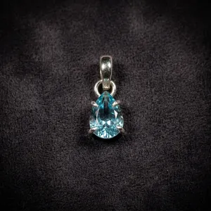 Colgante Solitario de Plata de Ley 925 con Topacio Azul Corte Pera, Engaste de Garra, Diseño Minimalista, Joyería Unisex - Product Image 2