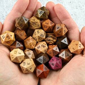 Dés en bois pour accessoires de jeu de luxe par Crescent Crafts - Product Image 6