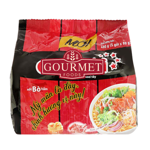 Omacheee Stewed Beef With Sauce 80g propose des nouilles moelleuses servies avec une riche sauce au bœuf savoureuse pour un repas rapide et satisfaisant - Product Image 2