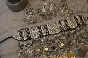 สร้อยคอเงินชนเผ่ากุจิอัฟกันแท้ ประดับด้วยงานกระจกทำมือและเหรียญห้อยแบบดั้งเดิม สไตล์วินเทจยิปซี - Product Image 2