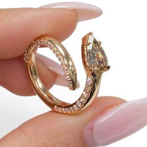 Anillo de compromiso de oro amarillo con diamante talla pera de 1.5 ct, diamante cultivado en laboratorio, oro puro de 14K/18K, diseño único de serpiente envolvente, anillo abierto tipo bypass - Product Image 3