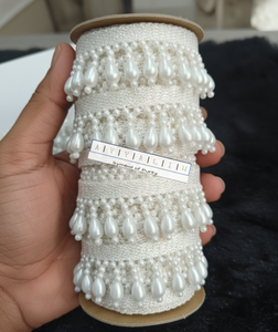 Encaje de perlas blancas premium con cuentas en forma de gota para decoración de sarees, lehengas y vestidos de novia, y muchas otras prendas. - Product Image 4