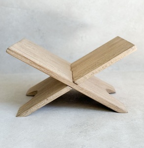 Support de livre en métal argenté brossé de luxe avec design géométrique croisé moderne, élégant présentoir de lecture pour bureau et table basse - Product Image 4