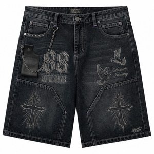 กางเกงยีนส์ขาสั้นผู้ชาย 88 Club Denim Jorts สีดำฟอกทรงหลวมสไตล์ฮิปฮอปสตรีทแวร์ พร้อมลายปักกางเขนแบบกอธิค ลายกราฟิกนกพิราบ และดีเทลโซ่ - Product Image 2