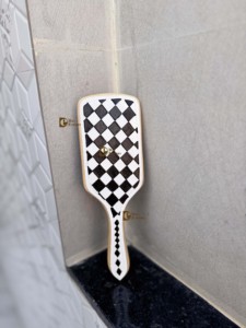 Nuevo Cepillo para el Cabello de Cuero y Madera Hecho a Mano por Diseñadores, con Diseño Minimalista y Patrón a Cuadros Blanco y Negro - Product Image 1
