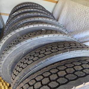 ยางรถบรรทุกมือสอง 11R24 5 เส้น ลายดอกยางแบบเรเดียล ออกแบบมาสำหรับตำแหน่งล้อหน้า เหมาะสำหรับการขับขี่ทางไกลบนทางหลวง ประหยัดน้ำมัน - Product Image 2