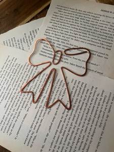 Marcapáginas de Cobre Grabado Exclusivo con Acabado Premium para Colecciones de Libros y Accesorios Educativos - Product Image 1