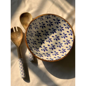 Tazón de madera con resina en el interior para servir frutas y sopa con cuchara, ideal para uso en hoteles y catering. - Product Image 6