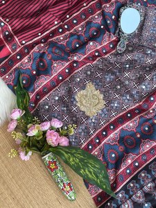 Sari Negro y Rojo Estampado para Mujer con Trabajo de Espejos y Blusa Bordada, Ropa Étnica Tradicional - Product Image 2