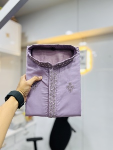 Kurta de Seda Lavanda para Hombre con Bordado, Corte Regular, Largo hasta la Rodilla, Estilo Tradicional Indio Pakistaní, para Fiestas, Bodas y Uso Casual - Product Image 3