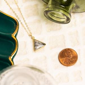 NIKHIL GEMS Pendentif plaqué or vintage délicat géométrique avec opale dendrite naturelle triangulaire pour fiançailles, par un tiers - Product Image 1
