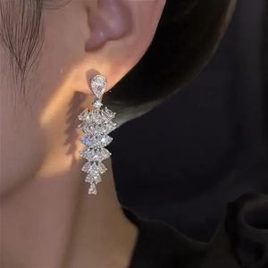 Pendientes de Diamantes Moissanite de Alta Calidad Creados en Laboratorio, Plata 925, Joyería de Boda para Mujer, Disponibles a un Precio Razonable - Product Image 3