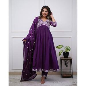 VESTIDO DE TRABAJO BORDADO DE SECUENCIA DE SEDA TREANDING VICHITRA CON FONDO DUPATTA MORADO - Product Image 1