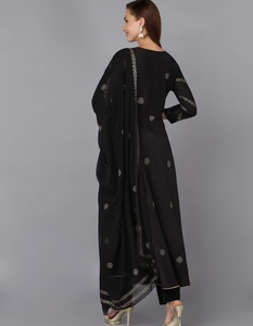 Conjunto de 3 piezas KV: Kurta Angarkha de mezcla de seda negra con estampado étnico, pantalón y dupatta - Product Image 5