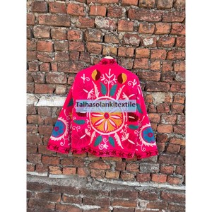 Veste en velours de luxe Suzani pour femmes, broderie florale artisanale, style bohème, manteau d'hiver, vente en gros, export B2B - Product Image 4