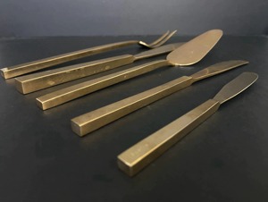 Ensemble de couverts minimalistes en laiton, finition mate, résistant à la rouille, couverts de mariage, manche en laiton, design élégant, usage domestique - Product Image 2