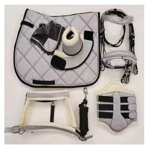 Juego de silla de montar premium con brillo, incluye orejeras, botas de cascabel, brida, halter, botas de protección y rienda, personalizable. - Product Image 1