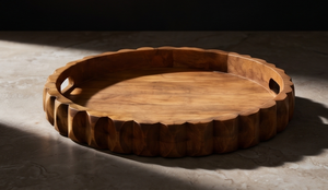 Plateau de service rond en bois de manguier finition naturelle, plateau décoratif en bois avec bord cannelé et poignées découpées - Product Image 5