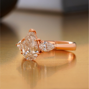 Anillo de Compromiso con Diamante Cultivado en Laboratorio de 1.55 Quilates, Corte Pera, Oro de 14K, VVS-VS DEF, Anillo de Novia con Corte Cojín en Oro Blanco y Amarillo - Product Image 2