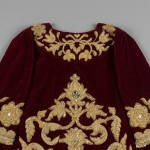 Delantal de terciopelo color borgoña oscuro para mujer con bordado dorado y diseño floral, talla adulta - Product Image 3