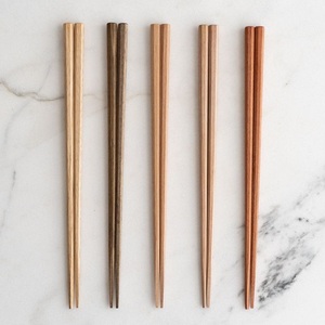 Ensemble de baguettes en bois, finition bois naturel, design traditionnel, vaisselle réutilisable - Product Image 3