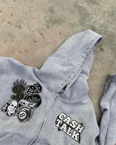 Sweat à capuche gris personnalisé avec fermeture éclair, imprimé multi-graphiques, détail de capuche orné de strass, style streetwear oversize, sweats à capuche OEM ODM à marque privée - Product Image 2