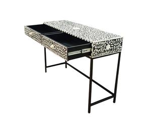 โต๊ะข้างเรซินสีดำพร้อมสลักกระดูกทำด้วยมือในอินเดีย - Product Image 1