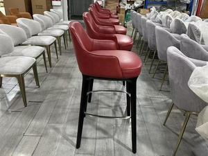 Taburete de Bar Moderno de Lujo en Cuero PU Color Vino Tinto, Silla de Barra Tapizada con Respaldo Alto de Madera Maciza y Reposapiés para Hogar, Bar y Hotel - Product Image 6