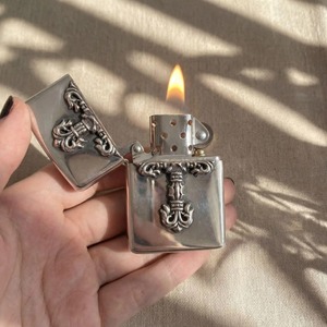 Caja de Cigarrillos Clásica de Aluminio Plateado con Diseño en Relieve de Flor de Lis, Duradera para Uso Doméstico - Product Image 2