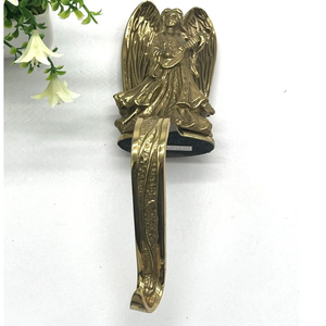 Soporte para Calcetines Navideños de Aluminio Fundido, Diseño de Ángel Metálico Plateado Brillante, Decoración Navideña Resistente para Mesa - Product Image 3