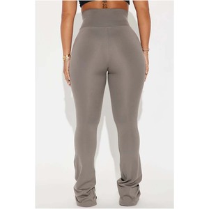 Ensemble de yoga noir 2 pièces pour femme : haut court zippé à bretelles spaghetti et leggings évasés taille haute - Product Image 6