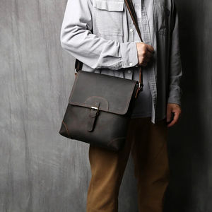 Bolso Bandolera de Cuero Marrón para Hombre, Bolso de Hombro con Logotipo Personalizado, Bolso con Cierre y Solapa para Viajes Diarios - Product Image 3