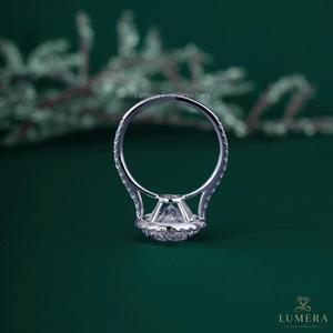 Bague de fiançailles de luxe en or blanc 18 carats avec halo de diamants ronds de 4,5 carats, bande pavée, diamant de laboratoire, pour femme - Product Image 5