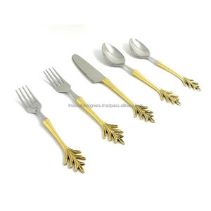 Juego de cubiertos de metal hechos a mano modernos con diseño de mango detallado que representa el equilibrio entre estilo y funcionalidad - Product Image 4