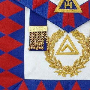 ผ้ากันเปื้อนพิธีกรรมเมสันรอยัลอาร์ช สำหรับเสื้อคลุมมาตรฐาน พร้อมพู่ห้อยสองอัน ปักลายตราสัญลักษณ์ด้วยมือ งานปักดิ้นทอง - Product Image 2