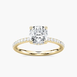 Bague de fiançailles minimaliste pour femme en or jaune 14 carats avec diamant de laboratoire certifié IGI taille coussin 2 carats et halo caché, idéale pour les mariages et les fêtes - Product Image 1