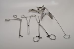 Kit d'insertion manuelle haut de gamme en acier inoxydable, comprenant une éponge vaginale, un sonde utérin, des ciseaux Mayo et un instrument pour tissus Pean, du fabricant Dentavex - Product Image 5
