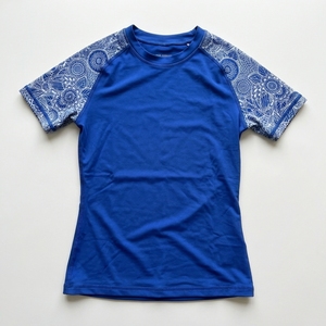 เสื้อแรชการ์ดแขนยาวสีแดงสำหรับผู้หญิง พิมพ์ลายดอกไม้ด้วยเทคนิคฮีททรานเฟอร์ โลโก้ด้านหน้า UPF50+ แห้งเร็ว ระบายอากาศได้ดี เป็นมิตรกับสิ่งแวดล้อม เหมาะสำหรับเล่นเซิร์ฟ - Product Image 3