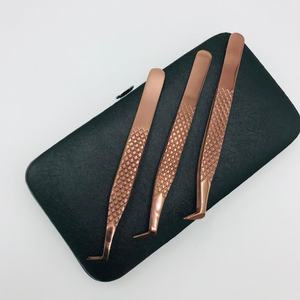 Ensemble de pinces à cils couleur or rose plasma, pointe de précision, prise en main douce, pour extension de cils et étui magnétique noir - Product Image 1