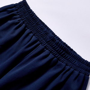 Shorts sportifs pour hommes, bleu, à blocs de couleur, taille élastique, respirants, en tissu satiné, mi-taille, longueur courte, en matériau tissé - Product Image 4