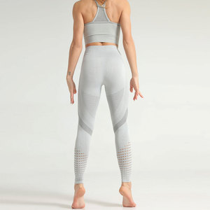 Conjunto de yoga sin costuras de 2 piezas para mujer: leggings de cintura alta y top corto con cuello redondo y tirantes cruzados, elástico en cuatro direcciones y transpirable. - Product Image 3