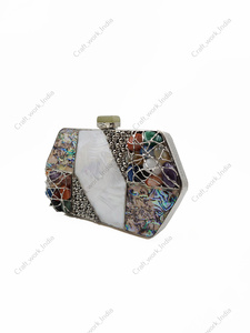 Pochette indienne artisanale en nacre et argent avec incrustation de pierres précieuses, cadre en laiton fait main, idéale pour les soirées, mariages et événements. - Product Image 3