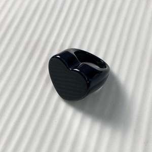 Porta Anillos Esculpido a Mano en Acrílico, Forma Personalizada, Artículo Coleccionable Decorativo, AL MALIK CRAFT AMC, Regalo Tradicional para Bodas y Festividades - Product Image 2