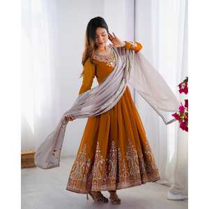 Dupatta Vestido de novia de diseñador con Secuencia de bordado multihilo pesado - Product Image 1