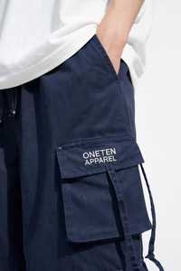 Conjunto de Ropa Urbana de Verano para Hombre Oneten Apparel: Camiseta Blanca con Letras y Pantalones Cargo Azul Marino - Product Image 4