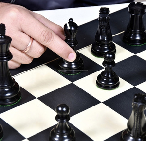 Juego de ajedrez artesanal hecho a mano con cuerno Tablero suntuoso y piezas elaboradas con precisión - Product Image 2