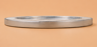 Assiette de présentation de luxe moderne, finition polie, incrustation artisanale de nacre, diamètre 33 cm, base en composite de bois