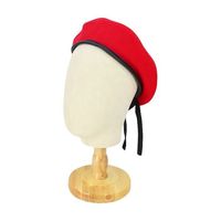 Boinas de moda con acabado liso y ajuste suave que ofrecen una combinación entre el encanto tradicional y el estilo moderno.